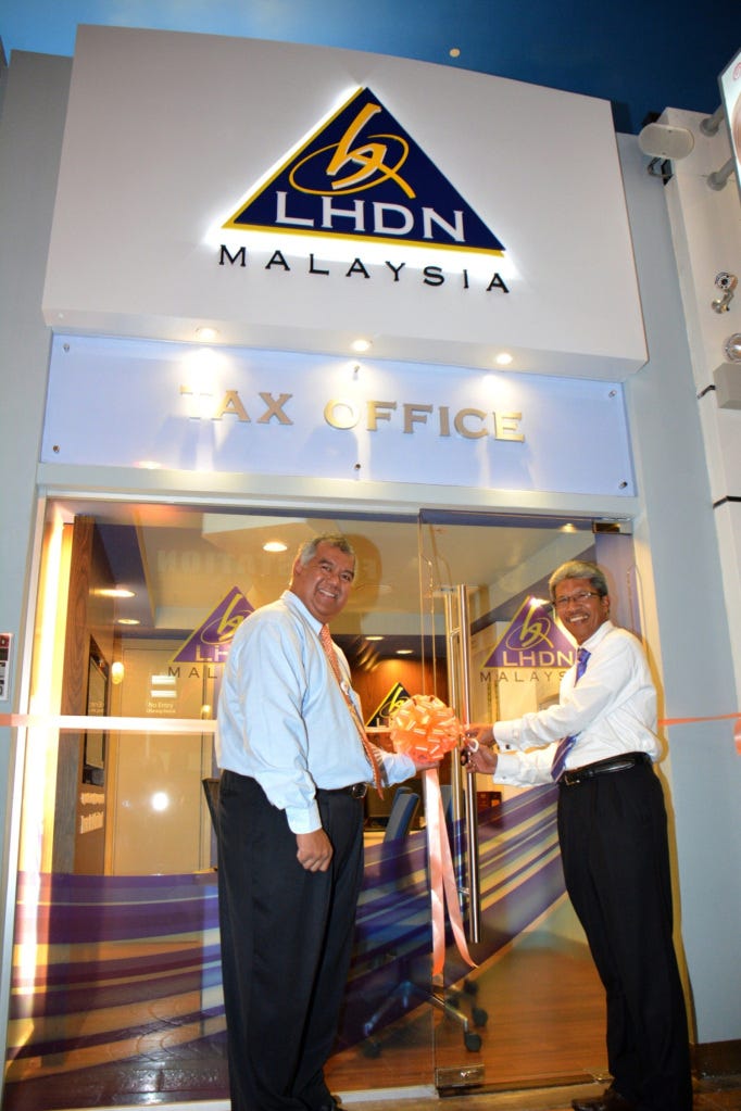 Y.M. Tunku Dato’ Ahmad Burhanuddin and YBhg.Tan Sri Dr. Mohd Shukor Mahfar officiating the launch of the LHDNM Tax Office establishment in the city of KidZania Kuala Lumpur