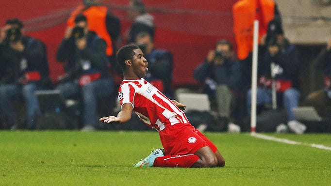 Joel Campbell, celebración gol vs Manchester United vs M. United. (Olympiacos)