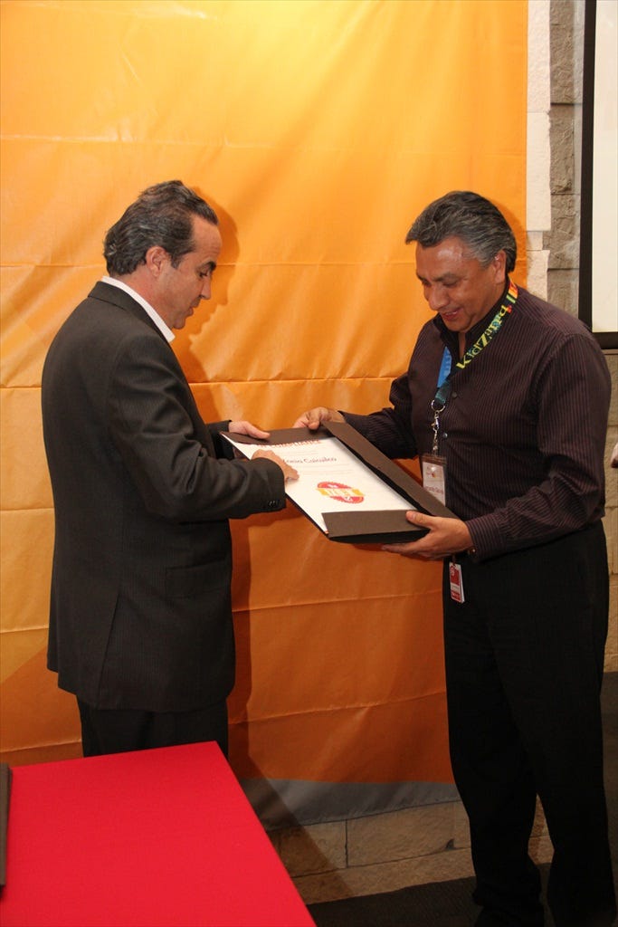 Mr. Xavier López gives the IZO:K certification to Mr. Fernando Galindo, Mayor of KidZania Cuicuilco
