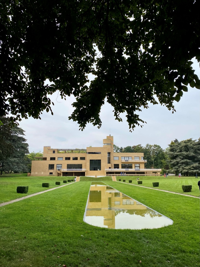 El contrafrente de la Villa Cavrois vista desde el jardín. Foto propia.