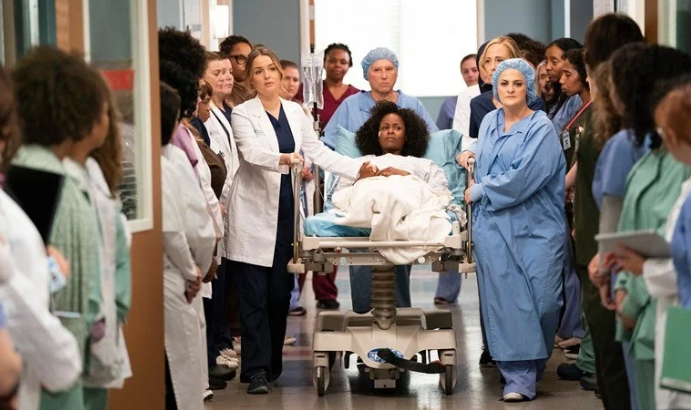Os dramas de Grey’s Anatomy — Homens e Mulheres brancas levando uma mulher Negra para o abate. Ops, sala de cirurgia.