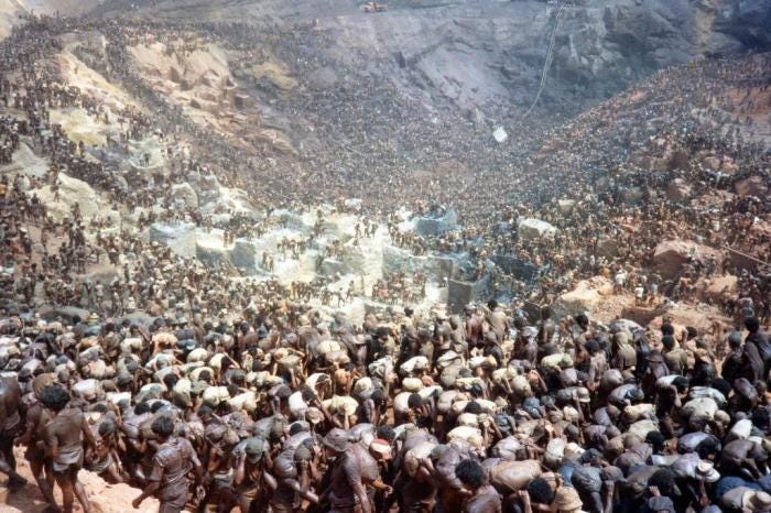 Imagem panorâmica da Serra Pelada, famoso garimpo brasileiro, mostrando milhares de garimpeiros.