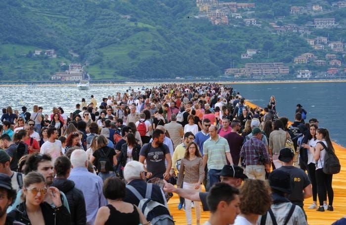 the-floating-piers-capienza-limitata-e-in-passerella-ci-sale-anche-il-no_f72fe672-36c0-11e6-86b1-36f9ec1e5da8_700_455_big_story_linked_ima