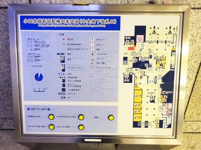 站內觸知導覽圖。提供點字辨別車站內的地裡位置，左下角設有按鈕提供語音服務引導轉乘路線等