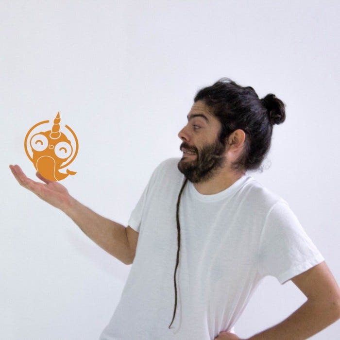 Juan Antonio posa con el logotipo de Tazatachán
