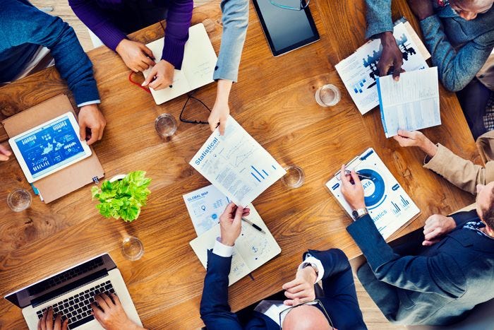 كيف تساعدك أزاد للتدريب والاستشارات في تطوير الموظفين وبناء بيئة عمل أكثر احترافية؟