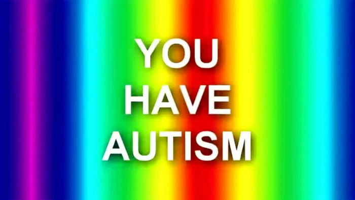 Texto con fondo de arcoiris que dice “You have autism”.