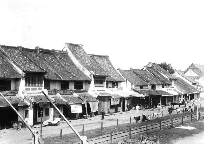 Các cửa hàng Trung Quốc sôi động ở Jakarta dọc Jalan Petongkangan vào đầu thế kỷ 20. Bây giờ hầu như tất cả các tòa nhà bị phá hủy hoặc thay đổi nặng nề và chỉ còn lại một ít.