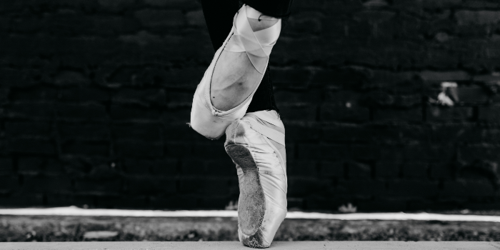 feet of ballet dancer en pointe