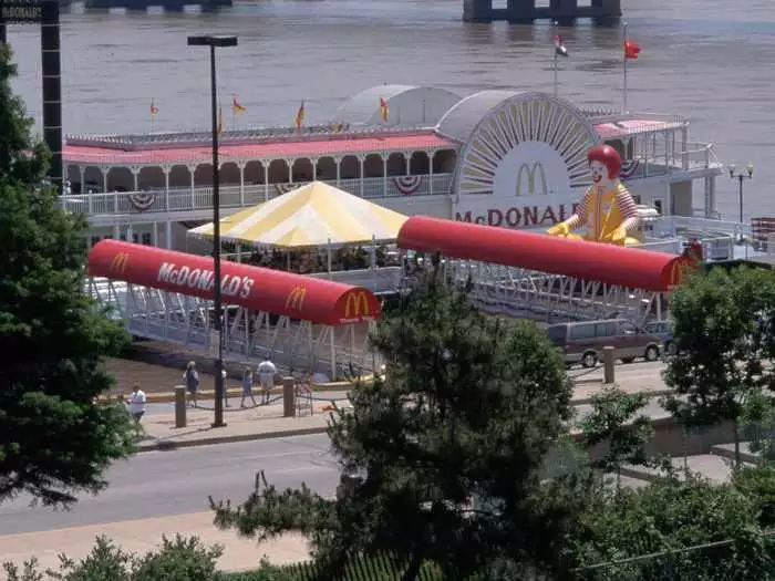The floating McDonald’s restaurant in St. Louis, Missouri, which is no longer there. (Gerald) LEE SNIDER/Getty Images