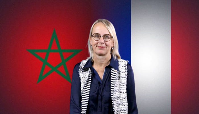 hélène le gall, ambassadrice sortante, sur fond de drapeaux marocain et français