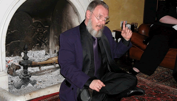 El maestro Saylas Nehemias explicando los conceptos de magia negra. fuente:saylasnehemias.com