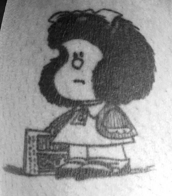 Foto da minha tatuagem de Mafalda, segurando um jornal e rosto descontente.