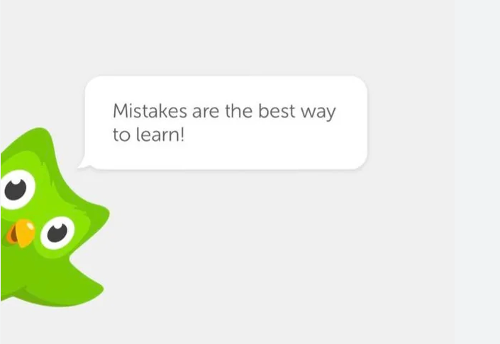 Mascote do Duolingo, app de ensino de idiomas, dizendo, em inglês que erros são a melhor forma de aprender.