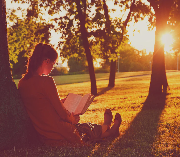 10 Benefits of Reading Outside