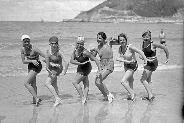swimmers-at-la-concha-beach-san-sebastian-1930-ricardo-martin-kubo-kutxa