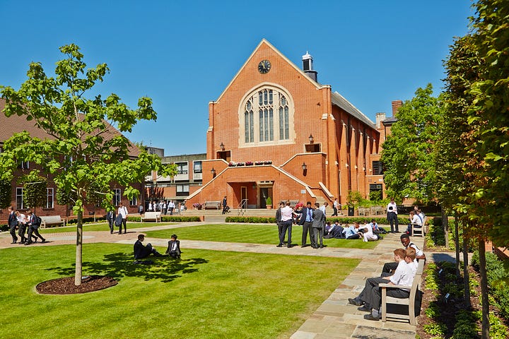 Pflegerin Taetowierte College Kuessen