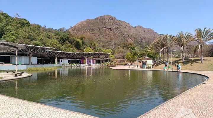 foto do parque do mangabeiras destacando o lago artifical e montanha ao fundo