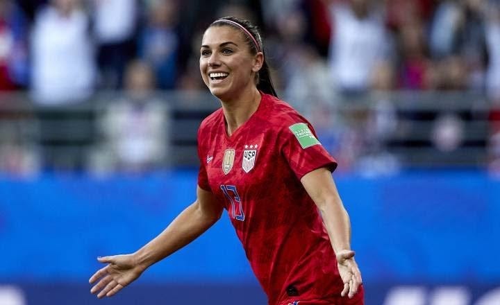 Alex Morgan em campo pela seleção dos EUA. Créditos: Getty Images