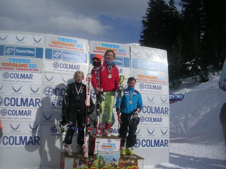 Bionda come oggi, sul gradino più alto del podio come oggi: la Shiffrin del Trofeo Topolino non ècosì diversa da oggi