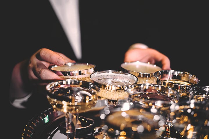 A full tray of glasses of champagne.