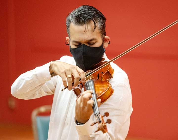 KENNETH SONG / NEWS-PRESS PHOTOS
 Violinist Vijay Gupta performs for music students at the Karl Geiringer Hall.