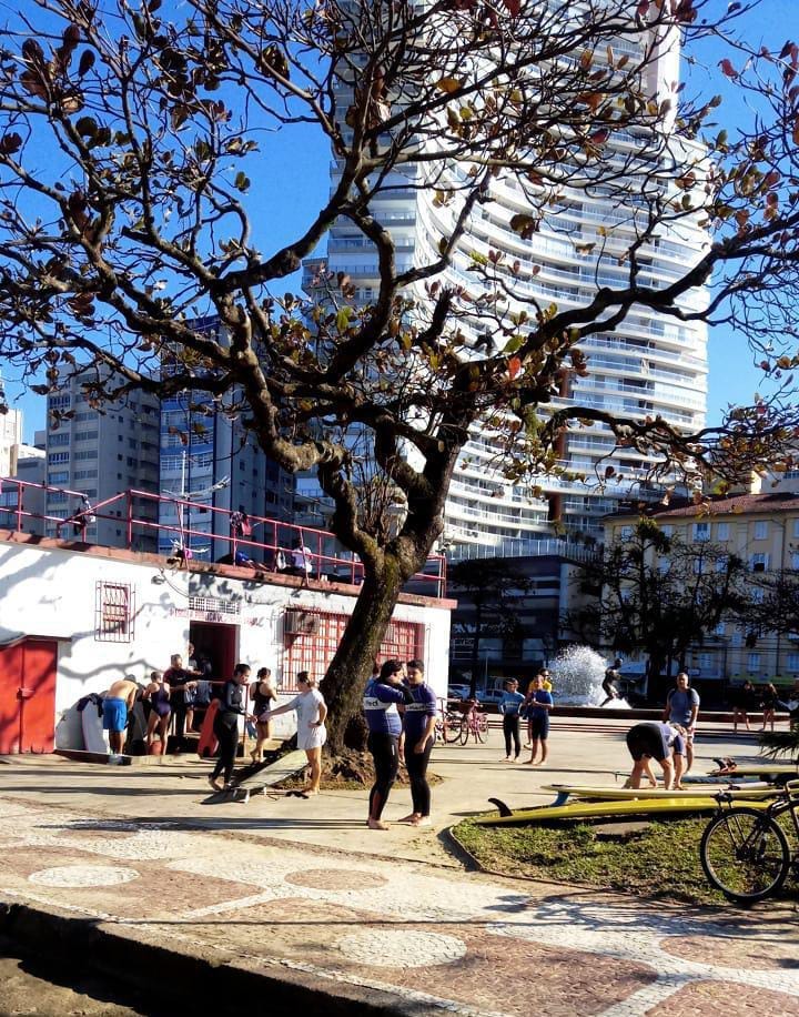 Aula matinal na Escola Radical de Surf, Praia da Pompéia