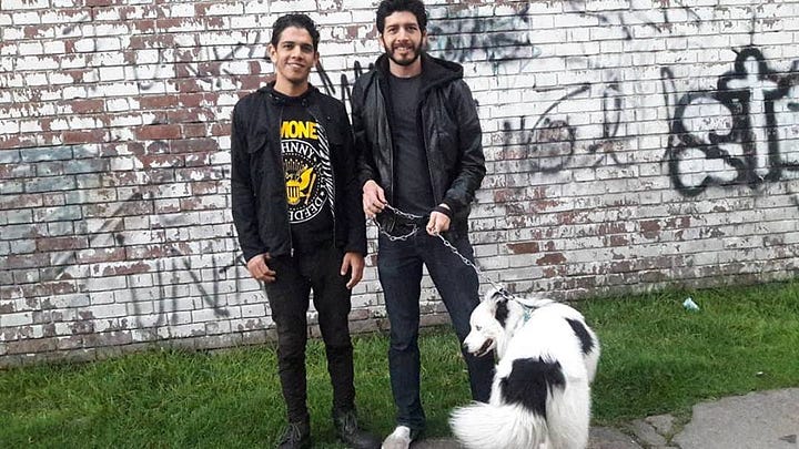 amigos con un perro