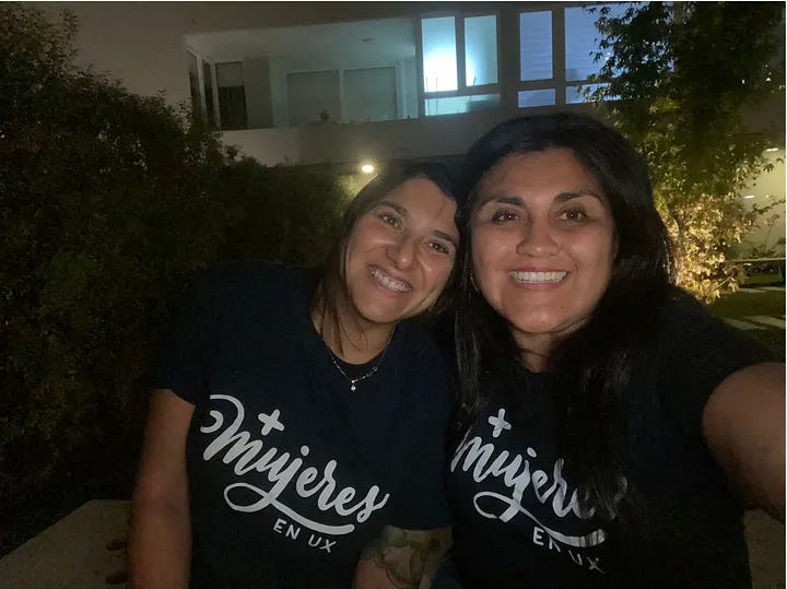 Selfie de Tere y Consu con poleras negras de Más Mujeres en UX