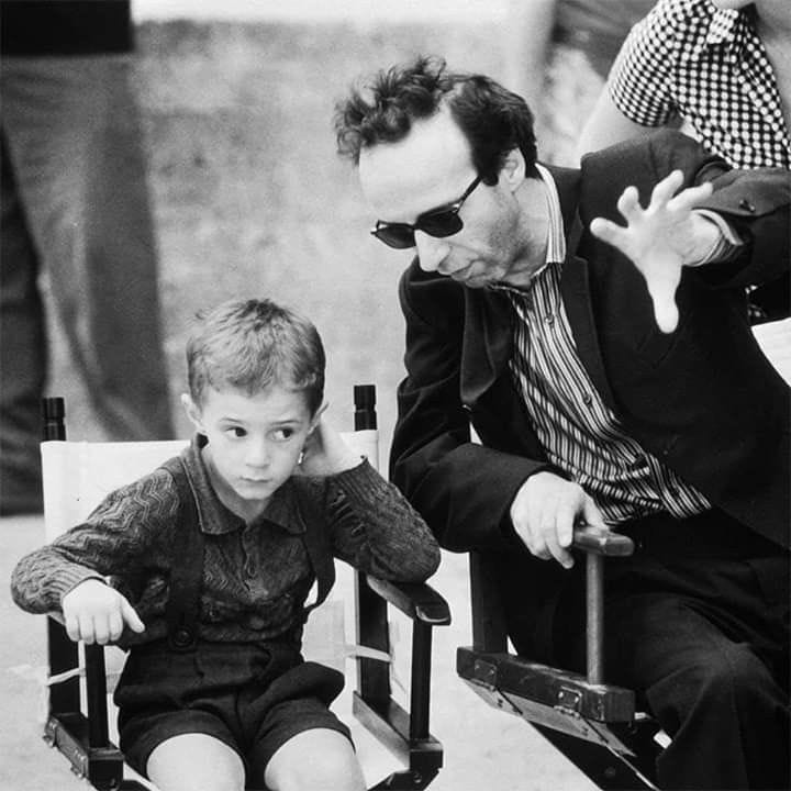 Roberto Benigni y Giorgio Cantarini en el set de rodaje de La Vida Es Bella (1997)