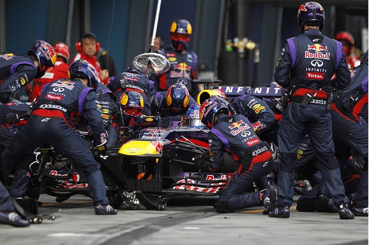 the-red-bull-racing-formula-one-team-executes-a-pit-stop_100424632_l