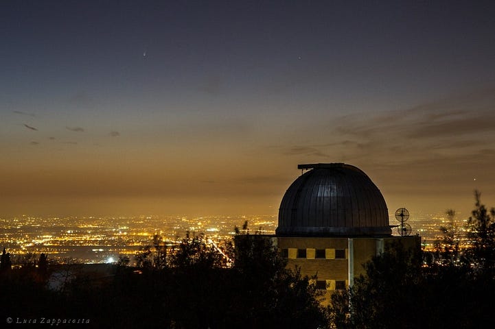 Una stupenda vista serale dell'Osservatorio di Roma... con cometa!