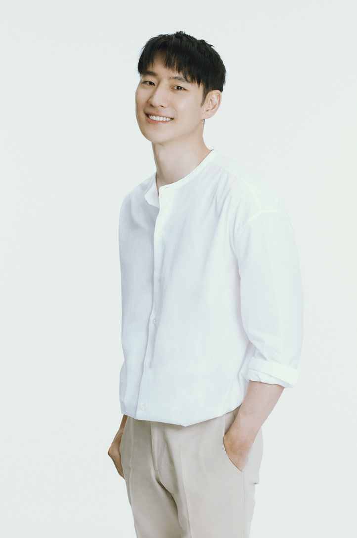 Celeb Plus selected actor Lee Jae-hoon as an exclusive model.