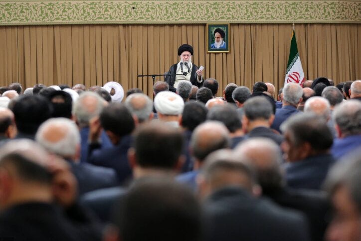 Der iranische Oberste Führer Ayatollah Ali Khamenei spricht während eines Treffens mit Mitgliedern des iranischen Parlaments in Teheran. Foto IMAGO / ZUMA Press Wire