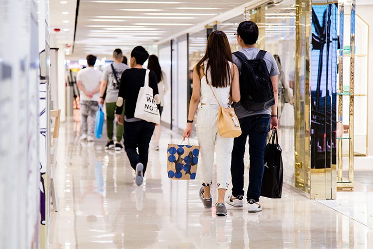 Couple shopping in Hong Kong • HiStreet app