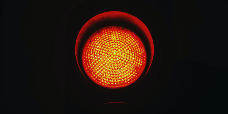 Imagem de sinal de trânsito no vermelho.