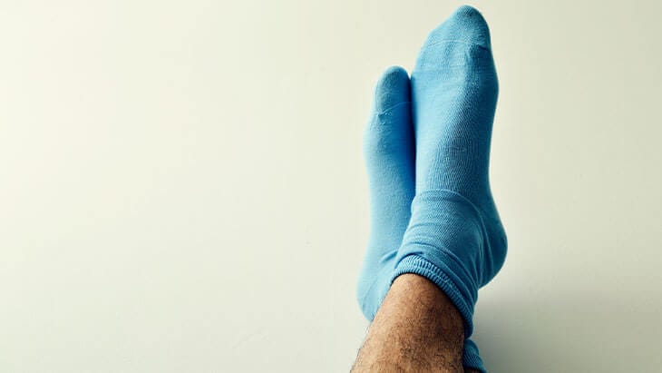 Warum in Socken schlafen ernsthaft beim Einschlafen helfen kann