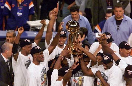 Vintage Los Angeles Lakers 2000 / 2001 NBA Champions Kobe / Shaq T Shirt  (Size XL) — Roots