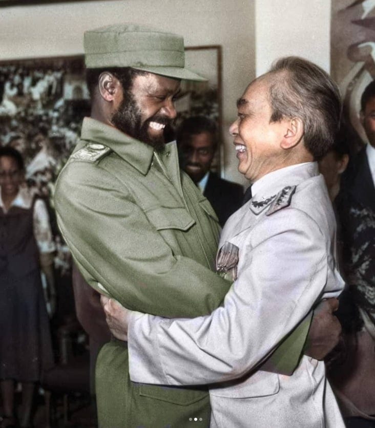 Samora Machel — 1st President of Mozambique embracing General Võ Nguyên Giáp of Vietnam