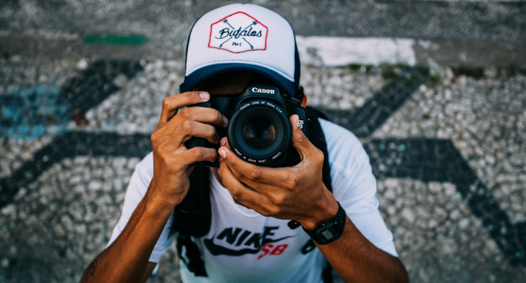 Photogrape portant un tshirt Nike — Pexels