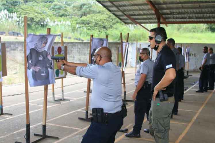 Policías panameños son entrenados por instructores israelíes
utilizando como diana una mujer palestina
armada.