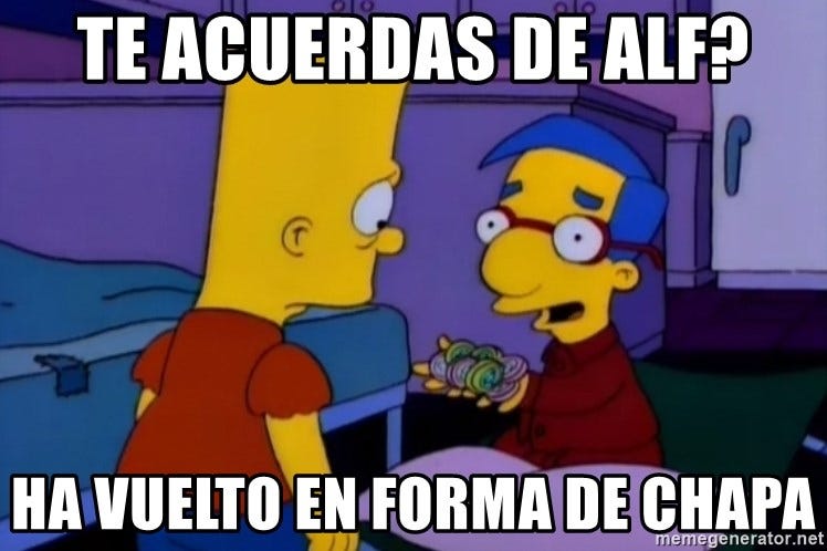 Milhouse enseña unas chapas a Bart, y dice: “- ¿Te acuerdas de Alf? Ha vuelto en forma de chapa”