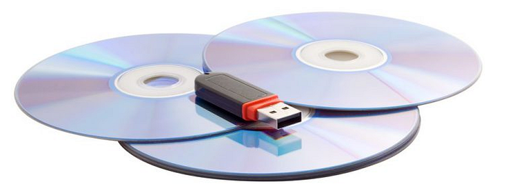 Uma pen drive pousada por cima de CDs