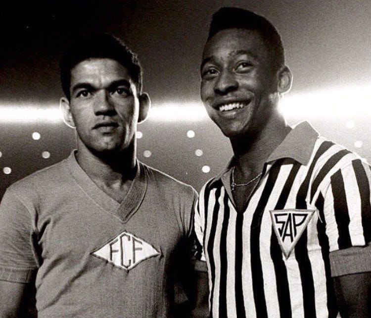 Garrincha e Pelé representando as seleções estaduais