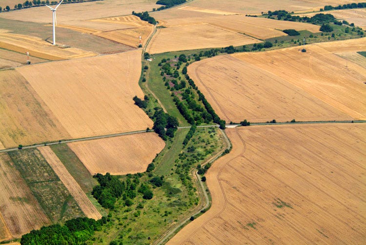 Luftbild von der ehemaligen Grenze zwischen den beiden deutschen Staaten bei Mackenrode im Landkreis Nordhausen.