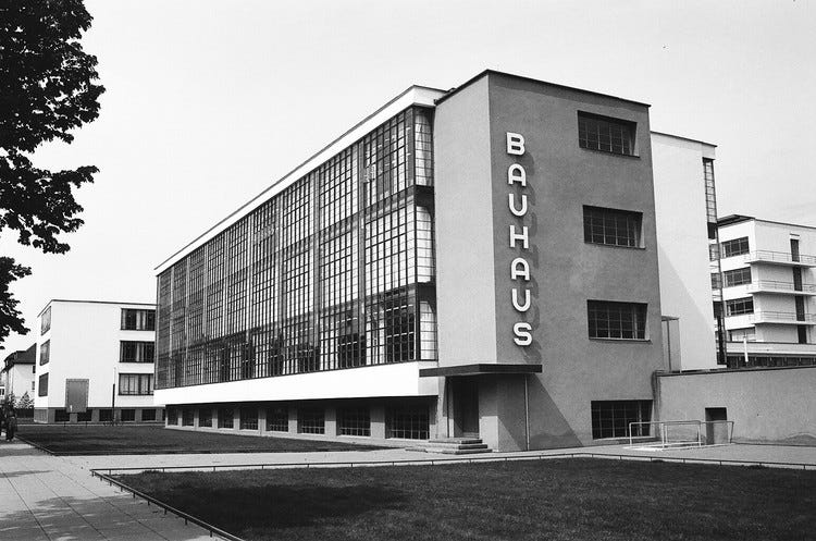 Foto antiga do prédio da escola Bauhaus, na Alemanha.