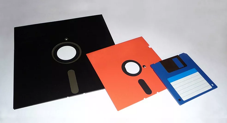 3 disquetes de difetentes tamanhos e modelos