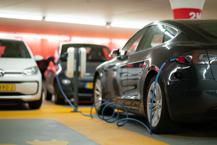 Image of several EVs charging simultaneously