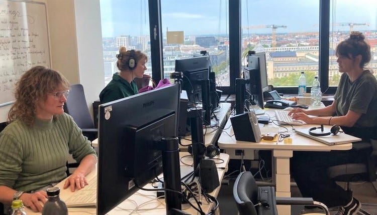 Das Podcast-Team in München bei der Arbeit.