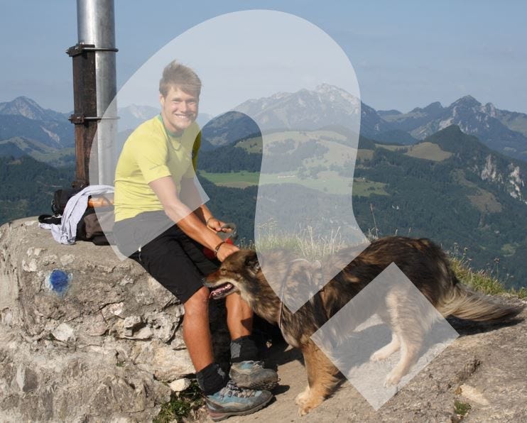 Marco mit Fragezeichen und Hund aufm Berg